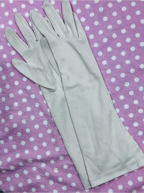 Vintage Ladies Cream Gloves 7